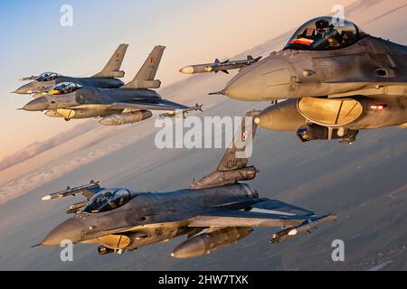 Bewaffnete Militärjets während eines Luft-Luft-Fotoshootings, der polnischen Luftwaffe und der belgischen Luftwaffe F-16s. NATO Baltic Air Policing Stockfoto