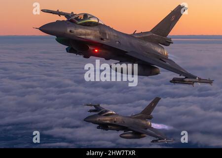 Bewaffnete Militärjets während eines Luft-Luft-Fotoshootings, Polnische Luftwaffe F-16s, NATO Baltic Air Policing Stockfoto