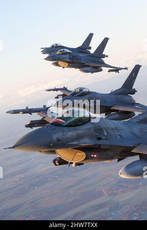 Bewaffnete Militärjets während eines Luft-Luft-Fotoshootings, polnische Luftstreitkräfte und belgische Luftstreitkräfte F-16s, NATO Baltic Air Policing Stockfoto