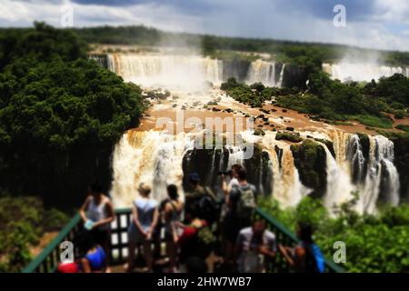 Nahsicht der Aussichtsplattform und Brücken für Touristen der Cataratas Wasser fällt unter blauen Himmel, Regenbogen und einem Wassernebel am Foz do Iguassu pa Stockfoto