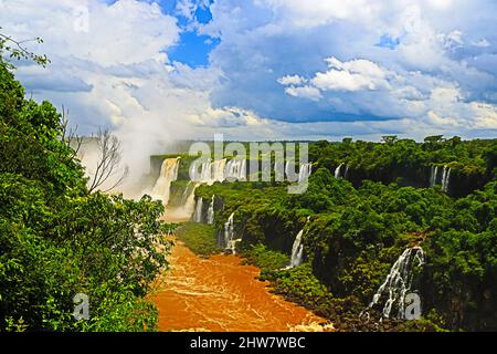 Nahsicht der Aussichtsplattform und Brücken für Touristen der Cataratas Wasser fällt unter blauen Himmel, Regenbogen und einem Wassernebel am Foz do Iguassu pa Stockfoto