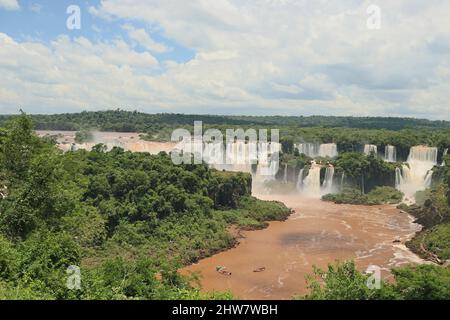 Nahsicht der Aussichtsplattform und Brücken für Touristen der Cataratas Wasser fällt unter blauen Himmel, Regenbogen und einem Wassernebel am Foz do Iguassu pa Stockfoto