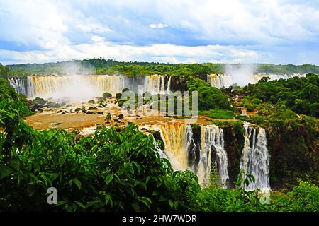 Nahsicht der Aussichtsplattform und Brücken für Touristen der Cataratas Wasser fällt unter blauen Himmel, Regenbogen und einem Wassernebel am Foz do Iguassu pa Stockfoto