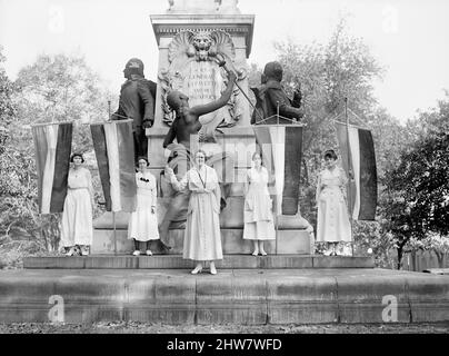 Suffragetten demonstrieren an der Lafayette Statue, Washington DC, USA, Harris & Ewing, 1918 Stockfoto