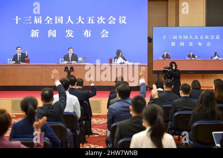 Peking, China. 4. März 2022. Journalisten erheben die Hände, um Fragen während einer Pressekonferenz der fünften Sitzung des Nationalen Volkskongresses 13. (NPC) per Video-Link in Peking, der Hauptstadt Chinas, am 4. März 2022 zu stellen. Quelle: Chen Zhonghao/Xinhua/Alamy Live News Stockfoto