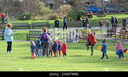 Glasgow, Schottland, Großbritannien. 4. März 2022. Wetter in Großbritannien: Frühlingssonne und die Einheimischen treffen auf die Straßen und Parks im grünen westlichen Ende der Stadt. Botaniker waren mit Menschen und Blumen beschäftigt. Quelle: gerard Ferry/Alamy Live News Stockfoto