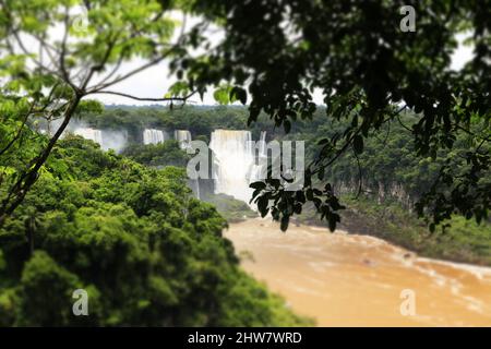 Nahsicht der Aussichtsplattform und Brücken für Touristen der Cataratas Wasser fällt unter blauen Himmel, Regenbogen und einem Wassernebel am Foz do Iguassu pa Stockfoto