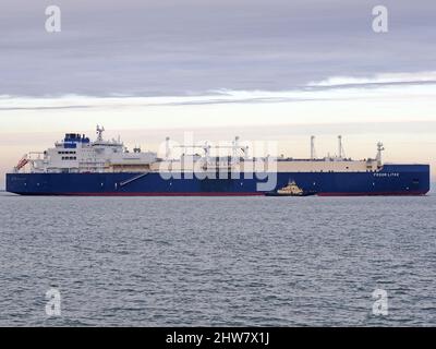 Sheerness, Kent, Großbritannien. 4. März 2022. Zwei russischen LNG-Schiffen „Boris Vilkitsky“ und „Fedor Litke“ wurde heute der Zugang zur Isle of Grain-LNG-Anlage von National Grid verweigert, nachdem Hafenarbeiter sich geweigert hatten, sie zu entladen. [DATEI-FOTO von Fedor Litke, der Grain LNG von Sheerness aus abgibt. Bilddatum: 26. November 2020]. Kredit: James Bell/Alamy Live Nachrichten Stockfoto