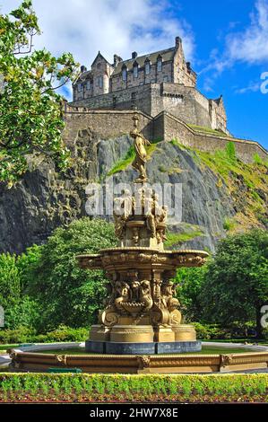 Ross Fountain und Edinburgh Castle, Princes Street Gardens, Edinburgh, Lothian, Schottland, Vereinigtes Königreich Stockfoto