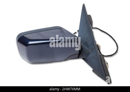 Nahaufnahme eines Seitenspiegels aus einem Auto zur Reparatur und zum Austausch nach einem Unfall in einer Werkstatt. Kfz-Service-Industrie. Ersatzteilkatalog. Stockfoto
