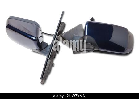Nahaufnahme eines Seitenspiegels aus einem Auto zur Reparatur und zum Austausch nach einem Unfall in einer Werkstatt. Kfz-Service-Industrie. Ersatzteilkatalog. Stockfoto