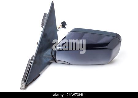 Nahaufnahme eines Seitenspiegels aus einem Auto zur Reparatur und zum Austausch nach einem Unfall in einer Werkstatt. Kfz-Service-Industrie. Ersatzteilkatalog. Stockfoto