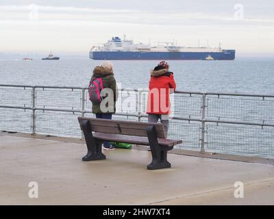 Sheerness, Kent, Großbritannien. 4. März 2022. Zwei russischen LNG-Schiffen „Boris Vilkitsky“ und „Fedor Litke“ wurde heute der Zugang zur Isle of Grain-LNG-Anlage von National Grid verweigert, nachdem Hafenarbeiter sich geweigert hatten, sie zu entladen. [DATEI-FOTO von Fedor Litke, der Grain LNG von Sheerness aus abgibt. Bilddatum: 26. November 2020]. Kredit: James Bell/Alamy Live Nachrichten Stockfoto