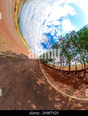 Kleiner Planet mit Bäumen, weißen Wolken und weichen blauen Himmel. Green 360 winzigen Planeten von grünem Gras Ökologie Konzept. Stockfoto