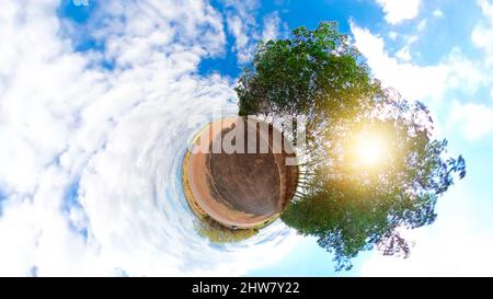Kleiner Planet mit Bäumen, weißen Wolken und weichen blauen Himmel. Green 360 winzigen Planeten von grünem Gras Ökologie Konzept. Stockfoto