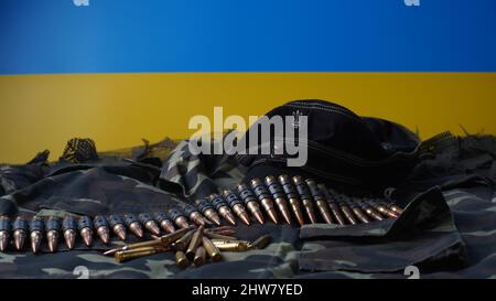 Blau-gelbe Flagge der Ukraine Nationales Symbol , 5,56mm Munitionsmittel, Maschinengewehr Geschosse Gürtel, Gewehr-Munitionsmittel in Zeitschriften, ukrainische Uniform und Armee b Stockfoto