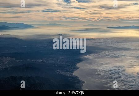 Luftaufnahme des Beckens von Los Angeles bei Sonnenaufgang Stockfoto