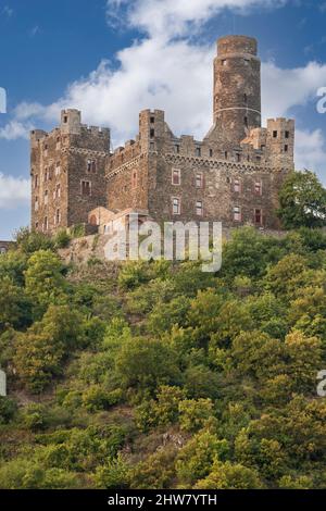 Rheintal, Deutschland. Maus Schloss, 14. Jahrhundert, über Wellmich Dorf. Stockfoto