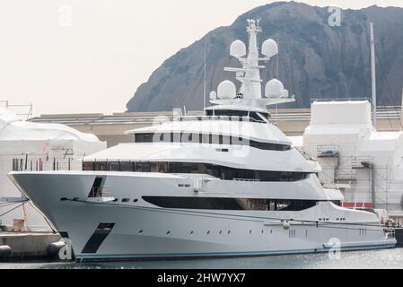 La Ciotat, Frankreich. 04. März 2022. Die Yacht Amore Vero von Rosneft-Chef Igor Setchine - was "wahre Liebe" bedeutet - wurde von den französischen Behörden beschlagnahmt und befindet sich am 4. März 2022 im Hafen von La Ciotat in Südfrankreich. Frankreich hat im Rahmen der Umsetzung der europäischen Sanktionen gegen Russland eine Yacht beschlagnahmt, die mit dem russischen Oligarchen Igor Sechin, dem Chef des Ölgiganten Rosneft, in Verbindung steht. Die fast 86 Meter lange Luxusyacht befand sich in einer Werft in La Ciotat, im Süden Frankreichs. Foto von Florian Escoffier/ABACAPRESS.COM Quelle: Abaca Press/Alamy Live News Stockfoto