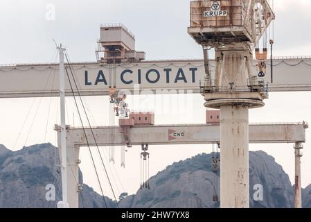 La Ciotat, Frankreich. 04. März 2022. Die Yacht Amore Vero von Rosneft-Chef Igor Setchine - was "wahre Liebe" bedeutet - wurde von den französischen Behörden beschlagnahmt und befindet sich am 4. März 2022 im Hafen von La Ciotat in Südfrankreich. Frankreich hat im Rahmen der Umsetzung der europäischen Sanktionen gegen Russland eine Yacht beschlagnahmt, die mit dem russischen Oligarchen Igor Sechin, dem Chef des Ölgiganten Rosneft, in Verbindung steht. Die fast 86 Meter lange Luxusyacht befand sich in einer Werft in La Ciotat, im Süden Frankreichs. Foto von Florian Escoffier/ABACAPRESS.COM Quelle: Abaca Press/Alamy Live News Stockfoto