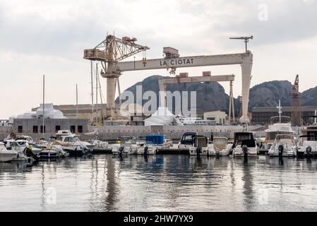 La Ciotat, Frankreich. 04. März 2022. Die Yacht Amore Vero von Rosneft-Chef Igor Setchine - was "wahre Liebe" bedeutet - wurde von den französischen Behörden beschlagnahmt und befindet sich am 4. März 2022 im Hafen von La Ciotat in Südfrankreich. Frankreich hat im Rahmen der Umsetzung der europäischen Sanktionen gegen Russland eine Yacht beschlagnahmt, die mit dem russischen Oligarchen Igor Sechin, dem Chef des Ölgiganten Rosneft, in Verbindung steht. Die fast 86 Meter lange Luxusyacht befand sich in einer Werft in La Ciotat, im Süden Frankreichs. Foto von Florian Escoffier/ABACAPRESS.COM Quelle: Abaca Press/Alamy Live News Stockfoto