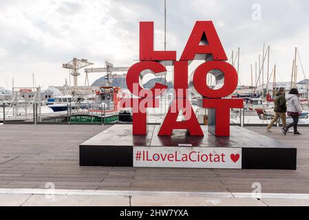 La Ciotat, Frankreich. 04. März 2022. Die Yacht Amore Vero von Rosneft-Chef Igor Setchine - was "wahre Liebe" bedeutet - wurde von den französischen Behörden beschlagnahmt und befindet sich am 4. März 2022 im Hafen von La Ciotat in Südfrankreich. Frankreich hat im Rahmen der Umsetzung der europäischen Sanktionen gegen Russland eine Yacht beschlagnahmt, die mit dem russischen Oligarchen Igor Sechin, dem Chef des Ölgiganten Rosneft, in Verbindung steht. Die fast 86 Meter lange Luxusyacht befand sich in einer Werft in La Ciotat, im Süden Frankreichs. Foto von Florian Escoffier/ABACAPRESS.COM Quelle: Abaca Press/Alamy Live News Stockfoto