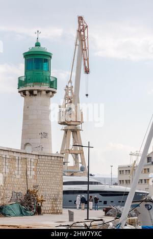 La Ciotat, Frankreich. 04. März 2022. Die Yacht Amore Vero von Rosneft-Chef Igor Setchine - was "wahre Liebe" bedeutet - wurde von den französischen Behörden beschlagnahmt und befindet sich am 4. März 2022 im Hafen von La Ciotat in Südfrankreich. Frankreich hat im Rahmen der Umsetzung der europäischen Sanktionen gegen Russland eine Yacht beschlagnahmt, die mit dem russischen Oligarchen Igor Sechin, dem Chef des Ölgiganten Rosneft, in Verbindung steht. Die fast 86 Meter lange Luxusyacht befand sich in einer Werft in La Ciotat, im Süden Frankreichs. Foto von Florian Escoffier/ABACAPRESS.COM Quelle: Abaca Press/Alamy Live News Stockfoto
