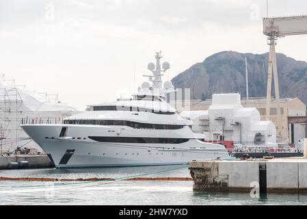 La Ciotat, Frankreich. 04. März 2022. Die Yacht Amore Vero von Rosneft-Chef Igor Setchine - was "wahre Liebe" bedeutet - wurde von den französischen Behörden beschlagnahmt und befindet sich am 4. März 2022 im Hafen von La Ciotat in Südfrankreich. Frankreich hat im Rahmen der Umsetzung der europäischen Sanktionen gegen Russland eine Yacht beschlagnahmt, die mit dem russischen Oligarchen Igor Sechin, dem Chef des Ölgiganten Rosneft, in Verbindung steht. Die fast 86 Meter lange Luxusyacht befand sich in einer Werft in La Ciotat, im Süden Frankreichs. Foto von Florian Escoffier/ABACAPRESS.COM Quelle: Abaca Press/Alamy Live News Stockfoto