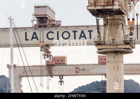 La Ciotat, Frankreich. 04. März 2022. Die Yacht Amore Vero von Rosneft-Chef Igor Setchine - was "wahre Liebe" bedeutet - wurde von den französischen Behörden beschlagnahmt und befindet sich am 4. März 2022 im Hafen von La Ciotat in Südfrankreich. Frankreich hat im Rahmen der Umsetzung der europäischen Sanktionen gegen Russland eine Yacht beschlagnahmt, die mit dem russischen Oligarchen Igor Sechin, dem Chef des Ölgiganten Rosneft, in Verbindung steht. Die fast 86 Meter lange Luxusyacht befand sich in einer Werft in La Ciotat, im Süden Frankreichs. Foto von Florian Escoffier/ABACAPRESS.COM Quelle: Abaca Press/Alamy Live News Stockfoto