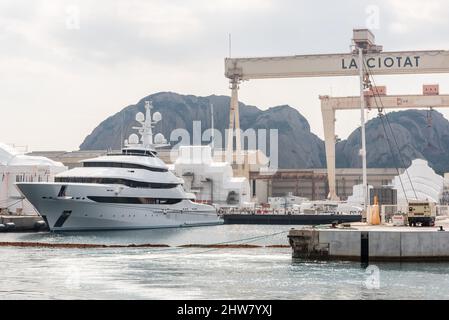 La Ciotat, Frankreich. 04. März 2022. Die Yacht Amore Vero von Rosneft-Chef Igor Setchine - was "wahre Liebe" bedeutet - wurde von den französischen Behörden beschlagnahmt und befindet sich am 4. März 2022 im Hafen von La Ciotat in Südfrankreich. Frankreich hat im Rahmen der Umsetzung der europäischen Sanktionen gegen Russland eine Yacht beschlagnahmt, die mit dem russischen Oligarchen Igor Sechin, dem Chef des Ölgiganten Rosneft, in Verbindung steht. Die fast 86 Meter lange Luxusyacht befand sich in einer Werft in La Ciotat, im Süden Frankreichs. Foto von Florian Escoffier/ABACAPRESS.COM Quelle: Abaca Press/Alamy Live News Stockfoto