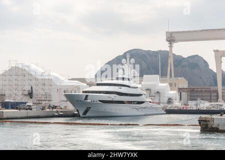 La Ciotat, Frankreich. 04. März 2022. Die Yacht Amore Vero von Rosneft-Chef Igor Setchine - was "wahre Liebe" bedeutet - wurde von den französischen Behörden beschlagnahmt und befindet sich am 4. März 2022 im Hafen von La Ciotat in Südfrankreich. Frankreich hat im Rahmen der Umsetzung der europäischen Sanktionen gegen Russland eine Yacht beschlagnahmt, die mit dem russischen Oligarchen Igor Sechin, dem Chef des Ölgiganten Rosneft, in Verbindung steht. Die fast 86 Meter lange Luxusyacht befand sich in einer Werft in La Ciotat, im Süden Frankreichs. Foto von Florian Escoffier/ABACAPRESS.COM Quelle: Abaca Press/Alamy Live News Stockfoto