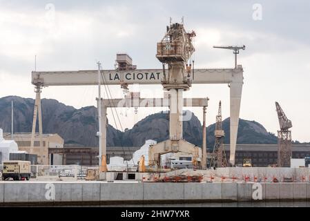 La Ciotat, Frankreich. 04. März 2022. Die Yacht Amore Vero von Rosneft-Chef Igor Setchine - was "wahre Liebe" bedeutet - wurde von den französischen Behörden beschlagnahmt und befindet sich am 4. März 2022 im Hafen von La Ciotat in Südfrankreich. Frankreich hat im Rahmen der Umsetzung der europäischen Sanktionen gegen Russland eine Yacht beschlagnahmt, die mit dem russischen Oligarchen Igor Sechin, dem Chef des Ölgiganten Rosneft, in Verbindung steht. Die fast 86 Meter lange Luxusyacht befand sich in einer Werft in La Ciotat, im Süden Frankreichs. Foto von Florian Escoffier/ABACAPRESS.COM Quelle: Abaca Press/Alamy Live News Stockfoto