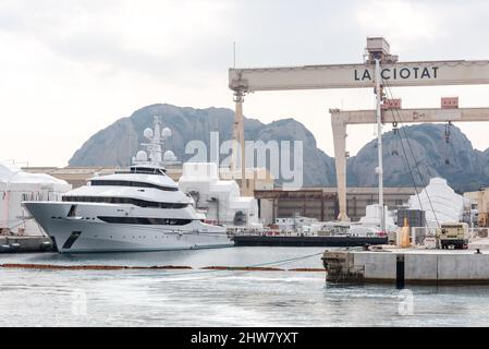 La Ciotat, Frankreich. 04. März 2022. Die Yacht Amore Vero von Rosneft-Chef Igor Setchine - was "wahre Liebe" bedeutet - wurde von den französischen Behörden beschlagnahmt und befindet sich am 4. März 2022 im Hafen von La Ciotat in Südfrankreich. Frankreich hat im Rahmen der Umsetzung der europäischen Sanktionen gegen Russland eine Yacht beschlagnahmt, die mit dem russischen Oligarchen Igor Sechin, dem Chef des Ölgiganten Rosneft, in Verbindung steht. Die fast 86 Meter lange Luxusyacht befand sich in einer Werft in La Ciotat, im Süden Frankreichs. Foto von Florian Escoffier/ABACAPRESS.COM Quelle: Abaca Press/Alamy Live News Stockfoto