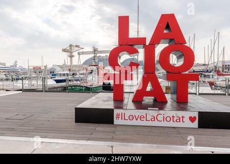 La Ciotat, Frankreich. 04. März 2022. Die Yacht Amore Vero von Rosneft-Chef Igor Setchine - was "wahre Liebe" bedeutet - wurde von den französischen Behörden beschlagnahmt und befindet sich am 4. März 2022 im Hafen von La Ciotat in Südfrankreich. Frankreich hat im Rahmen der Umsetzung der europäischen Sanktionen gegen Russland eine Yacht beschlagnahmt, die mit dem russischen Oligarchen Igor Sechin, dem Chef des Ölgiganten Rosneft, in Verbindung steht. Die fast 86 Meter lange Luxusyacht befand sich in einer Werft in La Ciotat, im Süden Frankreichs. Foto von Florian Escoffier/ABACAPRESS.COM Quelle: Abaca Press/Alamy Live News Stockfoto