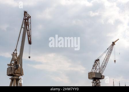 La Ciotat, Frankreich. 04. März 2022. Die Yacht Amore Vero von Rosneft-Chef Igor Setchine - was "wahre Liebe" bedeutet - wurde von den französischen Behörden beschlagnahmt und befindet sich am 4. März 2022 im Hafen von La Ciotat in Südfrankreich. Frankreich hat im Rahmen der Umsetzung der europäischen Sanktionen gegen Russland eine Yacht beschlagnahmt, die mit dem russischen Oligarchen Igor Sechin, dem Chef des Ölgiganten Rosneft, in Verbindung steht. Die fast 86 Meter lange Luxusyacht befand sich in einer Werft in La Ciotat, im Süden Frankreichs. Foto von Florian Escoffier/ABACAPRESS.COM Quelle: Abaca Press/Alamy Live News Stockfoto