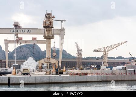 La Ciotat, Frankreich. 04. März 2022. Die Yacht Amore Vero von Rosneft-Chef Igor Setchine - was "wahre Liebe" bedeutet - wurde von den französischen Behörden beschlagnahmt und befindet sich am 4. März 2022 im Hafen von La Ciotat in Südfrankreich. Frankreich hat im Rahmen der Umsetzung der europäischen Sanktionen gegen Russland eine Yacht beschlagnahmt, die mit dem russischen Oligarchen Igor Sechin, dem Chef des Ölgiganten Rosneft, in Verbindung steht. Die fast 86 Meter lange Luxusyacht befand sich in einer Werft in La Ciotat, im Süden Frankreichs. Foto von Florian Escoffier/ABACAPRESS.COM Quelle: Abaca Press/Alamy Live News Stockfoto