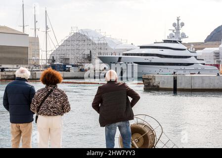 La Ciotat, Frankreich. 04. März 2022. Die Yacht Amore Vero von Rosneft-Chef Igor Setchine - was "wahre Liebe" bedeutet - wurde von den französischen Behörden beschlagnahmt und befindet sich am 4. März 2022 im Hafen von La Ciotat in Südfrankreich. Frankreich hat im Rahmen der Umsetzung der europäischen Sanktionen gegen Russland eine Yacht beschlagnahmt, die mit dem russischen Oligarchen Igor Sechin, dem Chef des Ölgiganten Rosneft, in Verbindung steht. Die fast 86 Meter lange Luxusyacht befand sich in einer Werft in La Ciotat, im Süden Frankreichs. Foto von Florian Escoffier/ABACAPRESS.COM Quelle: Abaca Press/Alamy Live News Stockfoto