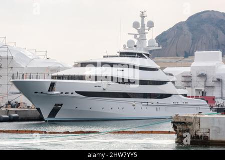 La Ciotat, Frankreich. 04. März 2022. Die Yacht Amore Vero von Rosneft-Chef Igor Setchine - was "wahre Liebe" bedeutet - wurde von den französischen Behörden beschlagnahmt und befindet sich am 4. März 2022 im Hafen von La Ciotat in Südfrankreich. Frankreich hat im Rahmen der Umsetzung der europäischen Sanktionen gegen Russland eine Yacht beschlagnahmt, die mit dem russischen Oligarchen Igor Sechin, dem Chef des Ölgiganten Rosneft, in Verbindung steht. Die fast 86 Meter lange Luxusyacht befand sich in einer Werft in La Ciotat, im Süden Frankreichs. Foto von Florian Escoffier/ABACAPRESS.COM Quelle: Abaca Press/Alamy Live News Stockfoto
