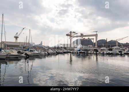 La Ciotat, Frankreich. 04. März 2022. Die Yacht Amore Vero von Rosneft-Chef Igor Setchine - was "wahre Liebe" bedeutet - wurde von den französischen Behörden beschlagnahmt und befindet sich am 4. März 2022 im Hafen von La Ciotat in Südfrankreich. Frankreich hat im Rahmen der Umsetzung der europäischen Sanktionen gegen Russland eine Yacht beschlagnahmt, die mit dem russischen Oligarchen Igor Sechin, dem Chef des Ölgiganten Rosneft, in Verbindung steht. Die fast 86 Meter lange Luxusyacht befand sich in einer Werft in La Ciotat, im Süden Frankreichs. Foto von Florian Escoffier/ABACAPRESS.COM Quelle: Abaca Press/Alamy Live News Stockfoto