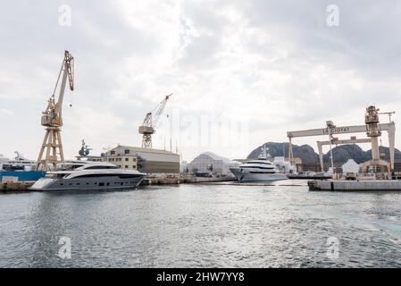 La Ciotat, Frankreich. 04. März 2022. Die Yacht Amore Vero von Rosneft-Chef Igor Setchine - was "wahre Liebe" bedeutet - wurde von den französischen Behörden beschlagnahmt und befindet sich am 4. März 2022 im Hafen von La Ciotat in Südfrankreich. Frankreich hat im Rahmen der Umsetzung der europäischen Sanktionen gegen Russland eine Yacht beschlagnahmt, die mit dem russischen Oligarchen Igor Sechin, dem Chef des Ölgiganten Rosneft, in Verbindung steht. Die fast 86 Meter lange Luxusyacht befand sich in einer Werft in La Ciotat, im Süden Frankreichs. Foto von Florian Escoffier/ABACAPRESS.COM Quelle: Abaca Press/Alamy Live News Stockfoto
