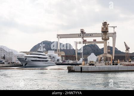 La Ciotat, Frankreich. 04. März 2022. Die Yacht Amore Vero von Rosneft-Chef Igor Setchine - was "wahre Liebe" bedeutet - wurde von den französischen Behörden beschlagnahmt und befindet sich am 4. März 2022 im Hafen von La Ciotat in Südfrankreich. Frankreich hat im Rahmen der Umsetzung der europäischen Sanktionen gegen Russland eine Yacht beschlagnahmt, die mit dem russischen Oligarchen Igor Sechin, dem Chef des Ölgiganten Rosneft, in Verbindung steht. Die fast 86 Meter lange Luxusyacht befand sich in einer Werft in La Ciotat, im Süden Frankreichs. Foto von Florian Escoffier/ABACAPRESS.COM Quelle: Abaca Press/Alamy Live News Stockfoto