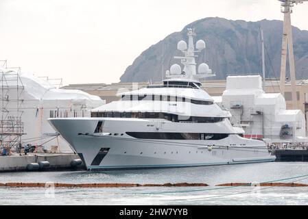 La Ciotat, Frankreich. 04. März 2022. Die Yacht Amore Vero von Rosneft-Chef Igor Setchine - was "wahre Liebe" bedeutet - wurde von den französischen Behörden beschlagnahmt und befindet sich am 4. März 2022 im Hafen von La Ciotat in Südfrankreich. Frankreich hat im Rahmen der Umsetzung der europäischen Sanktionen gegen Russland eine Yacht beschlagnahmt, die mit dem russischen Oligarchen Igor Sechin, dem Chef des Ölgiganten Rosneft, in Verbindung steht. Die fast 86 Meter lange Luxusyacht befand sich in einer Werft in La Ciotat, im Süden Frankreichs. Foto von Florian Escoffier/ABACAPRESS.COM Quelle: Abaca Press/Alamy Live News Stockfoto