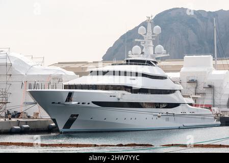 La Ciotat, Frankreich. 04. März 2022. Die Yacht Amore Vero von Rosneft-Chef Igor Setchine - was "wahre Liebe" bedeutet - wurde von den französischen Behörden beschlagnahmt und befindet sich am 4. März 2022 im Hafen von La Ciotat in Südfrankreich. Frankreich hat im Rahmen der Umsetzung der europäischen Sanktionen gegen Russland eine Yacht beschlagnahmt, die mit dem russischen Oligarchen Igor Sechin, dem Chef des Ölgiganten Rosneft, in Verbindung steht. Die fast 86 Meter lange Luxusyacht befand sich in einer Werft in La Ciotat, im Süden Frankreichs. Foto von Florian Escoffier/ABACAPRESS.COM Quelle: Abaca Press/Alamy Live News Stockfoto