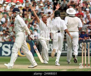 Datei-Foto vom 06-07-1997 der australische Bowler Shane Warne feiert eine Bowlingparty für Alec Stewart (links abfahrend) im Old Trafford. Der ehemalige australische Cricketspieler Shane Warne ist im Alter von 52 Jahren gestorben, teilte seine Managementfirma MPC Entertainment in einer Erklärung mit. Ausgabedatum: Freitag, 4. März 2022. Stockfoto