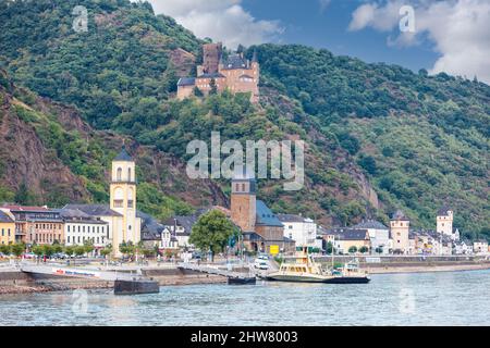 Rheintal, St. Goarshausen, Deutschland. Katz Schloss (14. Jahrhundert) am Hang. Stockfoto