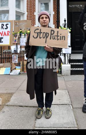 Russische Botschaft, Notting Hill Gate, London, Großbritannien. 4. März 2022. Ukrainische Proteste vor der russischen Botschaft in Notting Hill Gate, London. Kredit: Matthew Chattle/Alamy Live Nachrichten Stockfoto