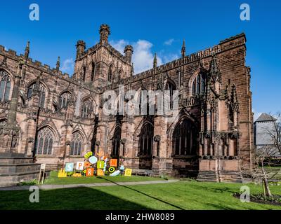 Frühlingsschild in Chester Cathedral, Gelände. Stockfoto