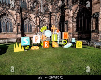 Frühling in Chester, ein großes Frühlingsschild auf dem Gelände der Kathedrale, Stockfoto