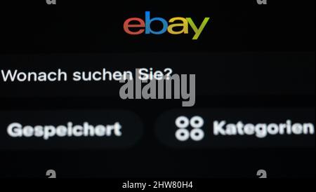 ABBILDUNG - 03. März 2022, Baden-Württemberg, Rottweil: Das Logo des eBay-Unternehmens ist auf dem Display eines iPhone SE in der App des Online-Marktplatzes eBay zu sehen. Foto: Silas Stein/dpa Stockfoto