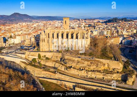 Luftaufnahme der gotischen Kathedrale Stiftsbasilika Santa Maria Seu in Manresa Stadt in Barcelona Provinz Katalonien Land Spanien Stockfoto